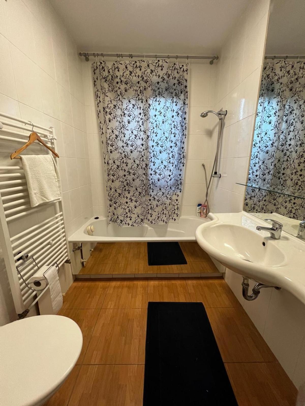Central-vintage With Free Parking And 5min Walk To Metro * Wenen