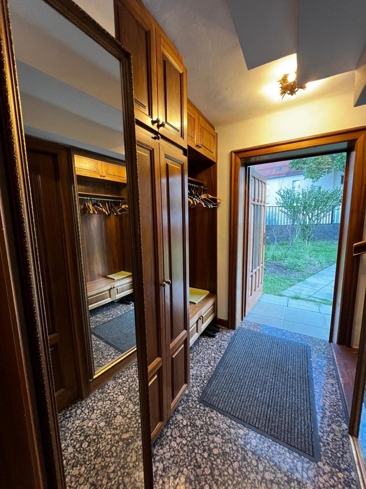 Central-vintage With Free Parking And 5min Walk To Metro Wenen